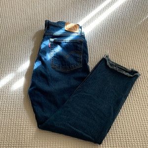 Levi wedgie for dark wash blue jeans size 28